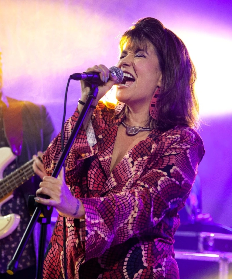 Baile Tropical apresenta Taina 